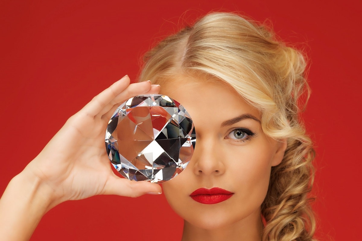 Dame med meget stor diamant