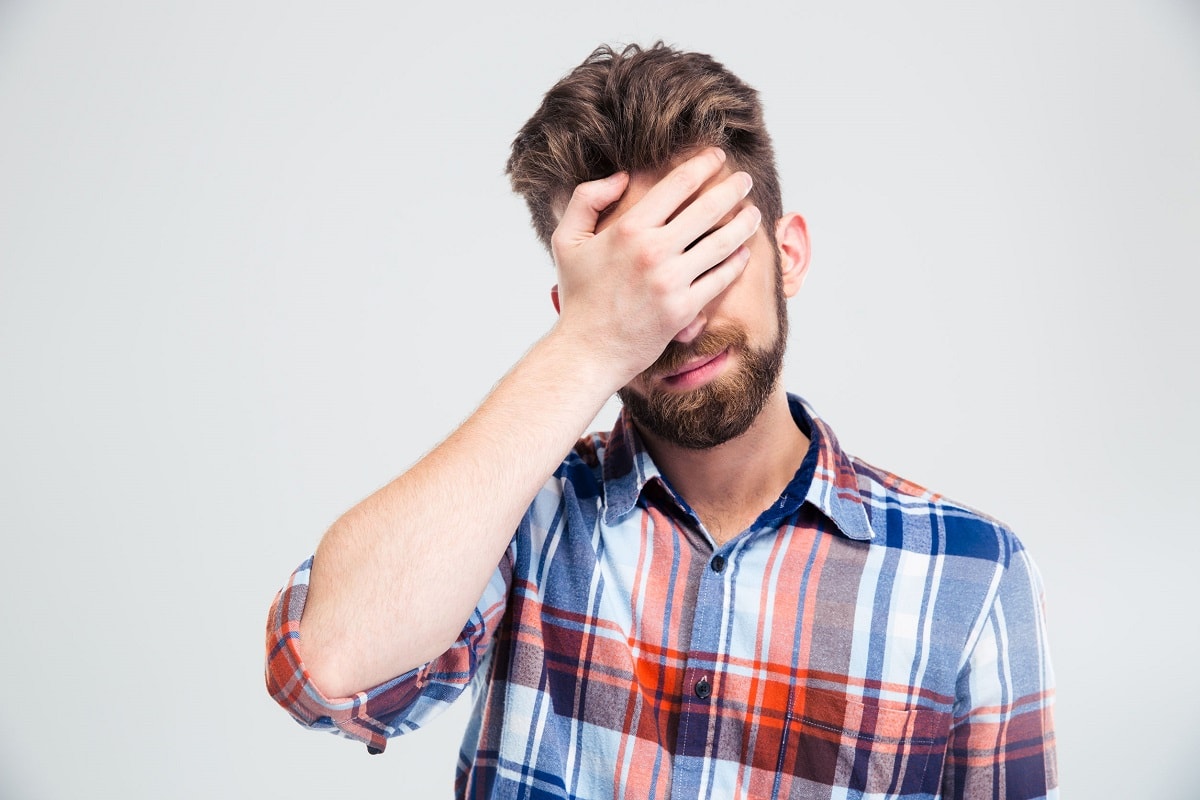 Mand laver facepalm
