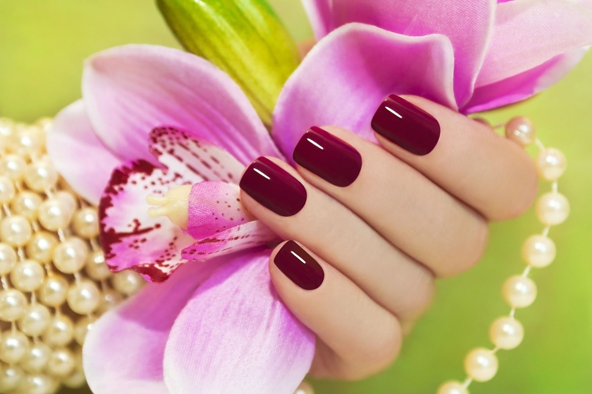 Flot mørkerød neglelak