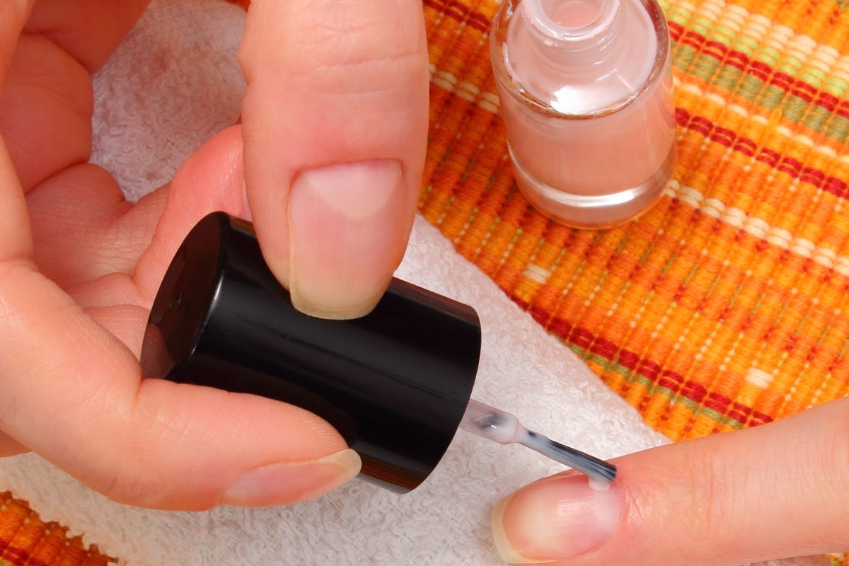 Brug af klar neglelak