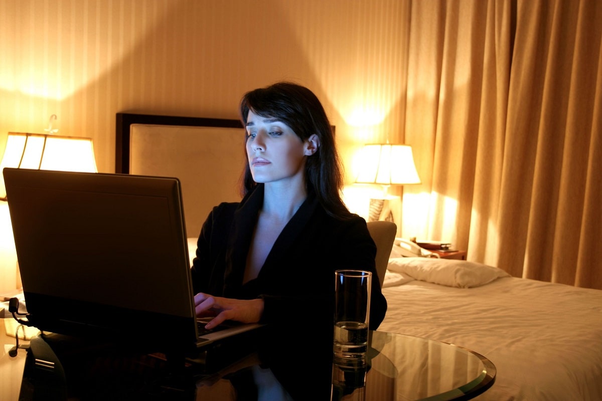 Kvinde der arbejder ved en computer