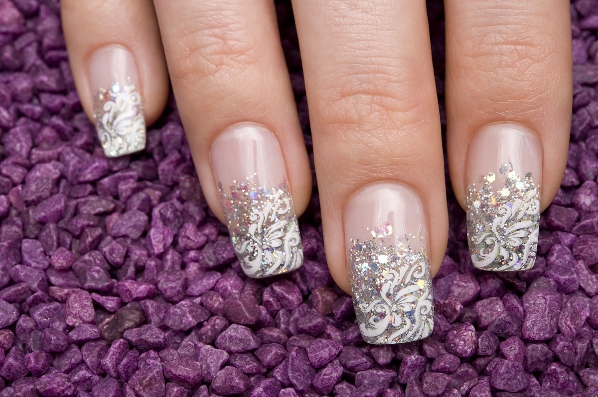 Neglelak med mønster og glimmer