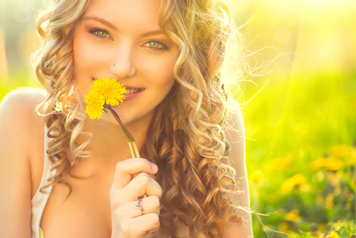 Kvinde der dufter til en blomst