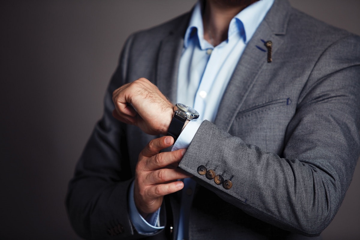 Mand der tager et armbåndsur på
