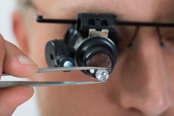 Den ultimative guide til syntetiske og naturlige diamanter