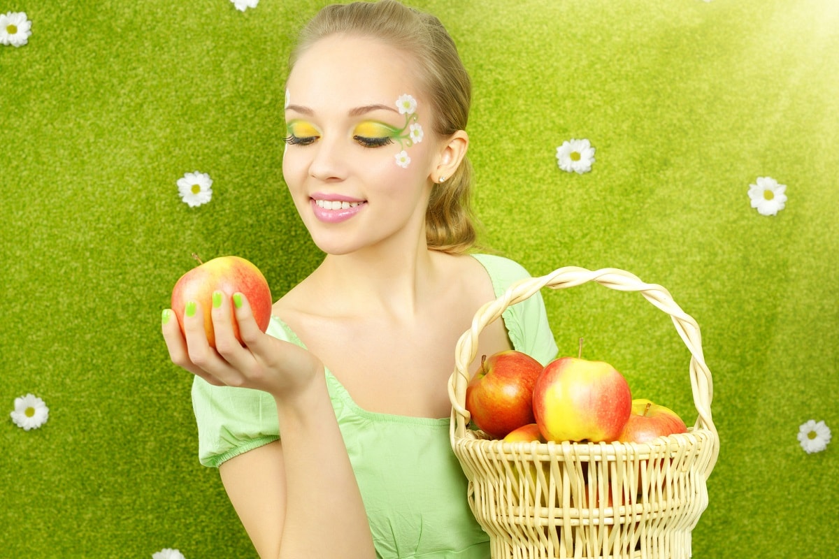 Kvinde med æblekurv