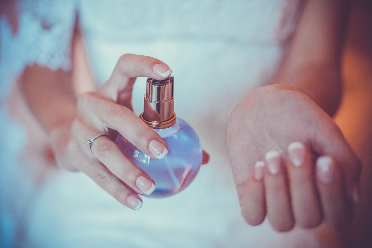 Kvinde der bruger parfume