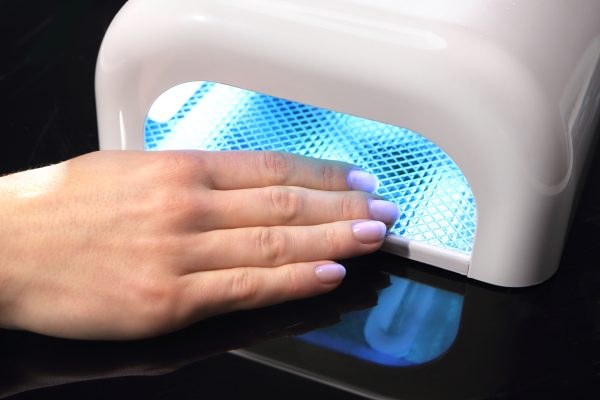 UV lampe bruges til at hærde kunstige negle